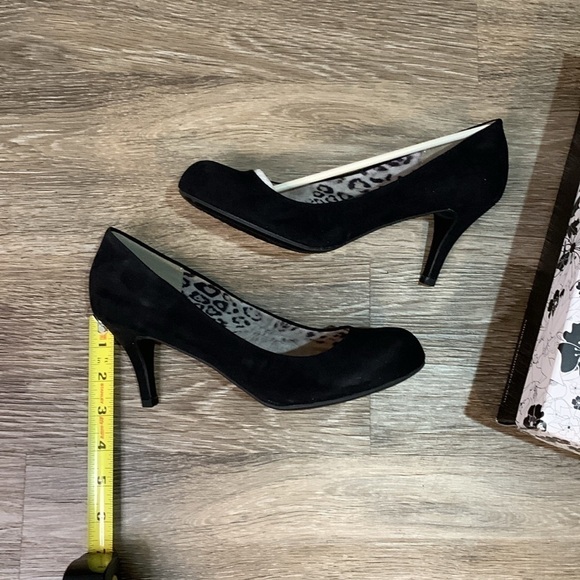 CL by laundry Nanette black suede heels size 8 - Picture 2 of 7